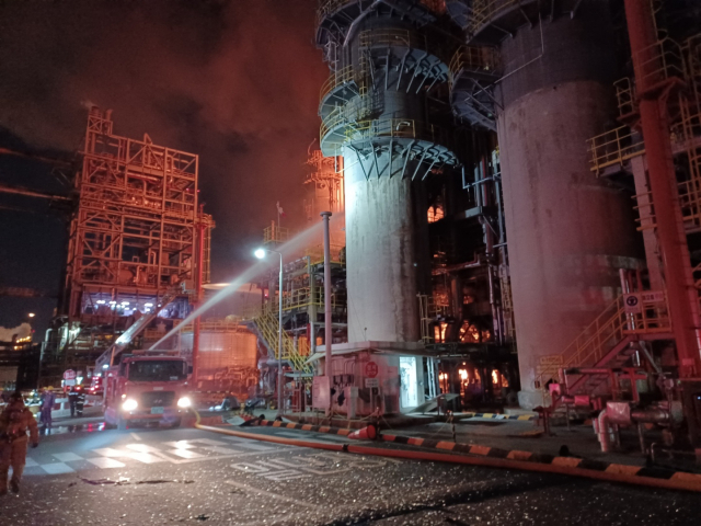 19일 오후 에쓰오일 울산공장에서 폭발 및 화재 사고가 발생, 소방당국이 화재 진압을 하고 있다. 사진제공=울산소방본부