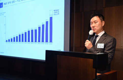 김수민 유니슨캐피탈 대표가 19일 서울 신라호텔에서 PEF와 기업의 전략적 투자 비전을 주제로 열린 제7회 서경 인베스트 포럼에서 기조연설을 하고 있다. 오승현 기자