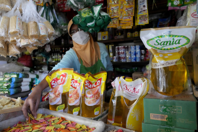 19일(현지시간) 인도네시아 자카르타 시장 가판대에서 판매중인 식용유의 모습. AP연합뉴스