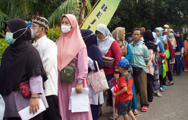 19일(현지시간) 인도네시아 시민들이 식용유를 구매하기 위해 긴 줄을 늘어선 채 기다리고 있다. EPA연합뉴스