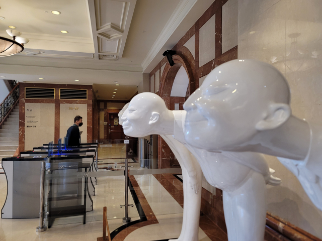서울파이낸스센터 로비의 엘리베이터 출입구에 설치된 중국작가 가오 샤오우의 '스탠다드 타임즈(Standard Times)'는 해학적인 표정으로 인사하는 사람들을 통해 방문객에게 친근함을 전한다. 자본주의를 받아들인 중국인을 상징하는 작품이기도 하다.