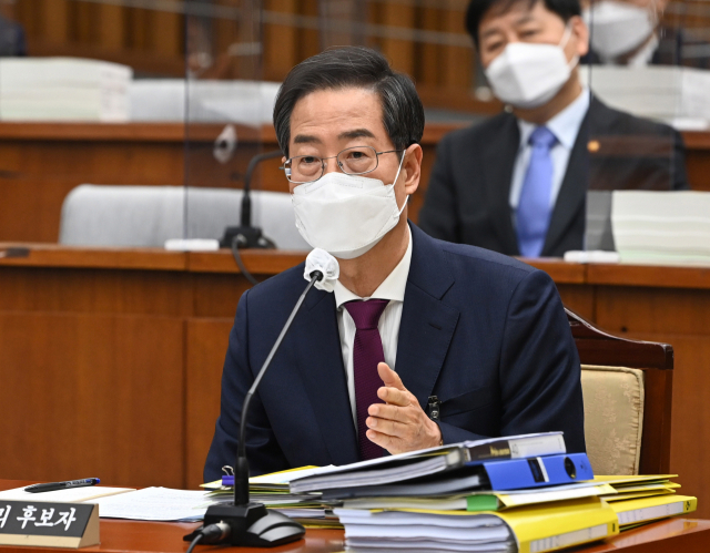 한덕수 국무총리 후보자가 3일 서울 여의도 국회에서 열린 인사청문회에서 의원들의 질의에 답하고 있다./성형주 기자