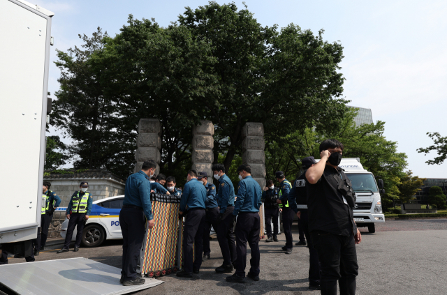 20일 오후 방한하는 조 바이든 미국 대통령의 숙소로 알려진 서울 용산구 그랜드 하얏트호텔 주변에 경찰이 질서유지선을 옮기고 있다. 연합뉴스