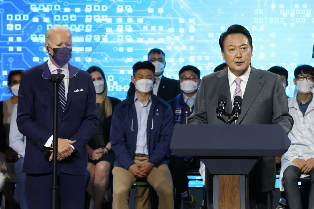 윤석열 대통령이 20일 오후 한국을 첫 방문한 바이든 미국 대통령과 경기도 평택시 삼성전자 반도체공장 시찰을 마친 뒤 연설하고 있다. 연합뉴스