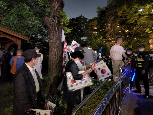 신자유연대 집회 참여자들이 20일 오후 서울 용산구 하얏트호텔 인근에 모여 태극기와 성조기를 들고 조 바이든 미국 대통령을 환영하고 있다. 김남명 기자