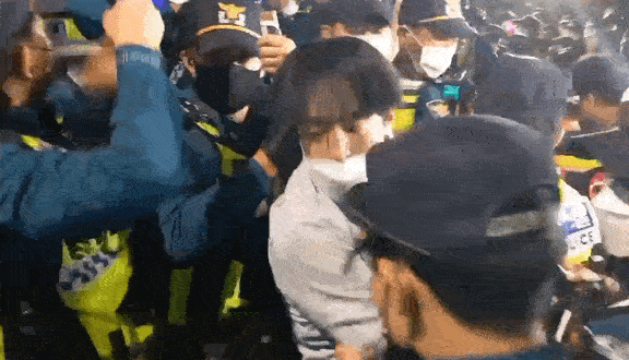대학생진보연합 일원이 20일 오후 8시 50분께 서울 용산구 하얏트호텔 인근에서 사전에 신고되지 않은 집회를 개최하려다 경찰에 제압당하고 있다. 이건율 기자