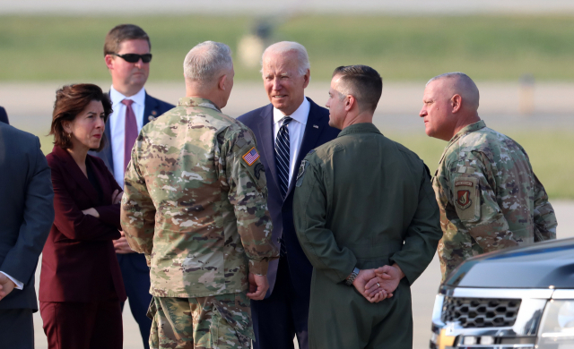 조 바이든 미국 대통령이 지난 20일 전용기 에어포스원으로 경기도 오산공군기지에 도착해 영접나온 주한미군과 인사를 나누고 있다./사진공동취재단