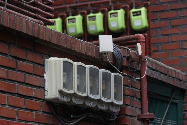 한전의 2분기 연료비 조정단가를 발표를 하루 앞둔 지난 3월 20일 서울의 한 주택가에 전기계량기가 설치되어 있다. 연합뉴스