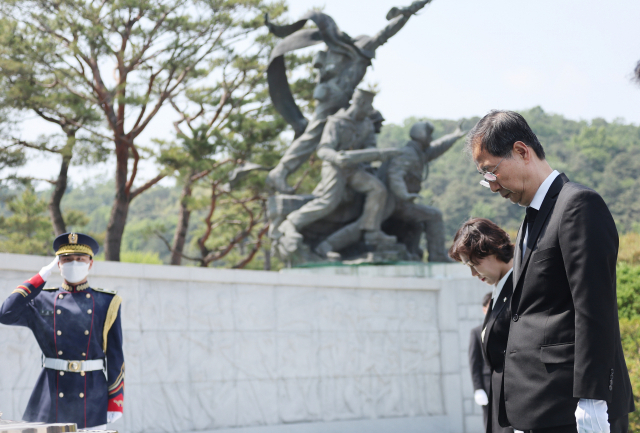 한덕수 국무총리가 21일 오후 서울 동작구 국립서울현충원 현충탑을 참배하고 있다./연합뉴스