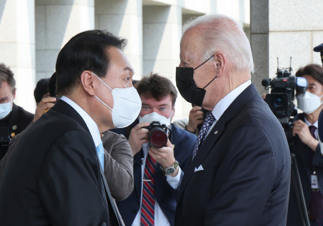 한미 정상회담을 위해 조 바이든 미국 대통령이 21일 서울 용산 대통령실 청사에 도착, 윤석열 대통령과 인사하고 있다.