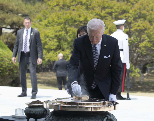 조 바이든 미국 대통령이 21일 오후 서울 동작구 국립현충원 현충탑에 분향하고 있다. /사진공동취재단
