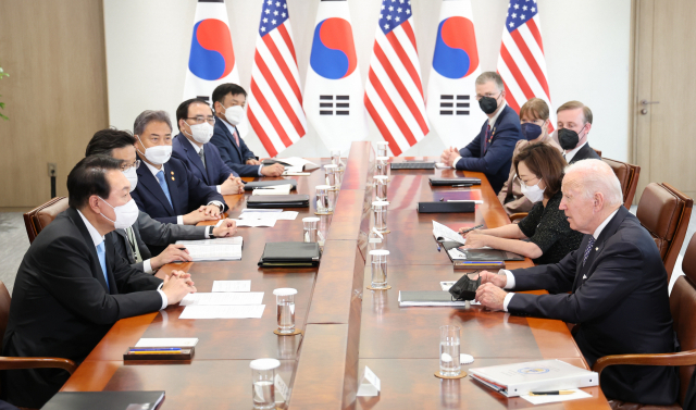 윤석열 대통령과 조 바이든 미국 대통령이 21일 오후 용산 대통령실 청사에서 확대 정상회담을 하고 있다./연합뉴스