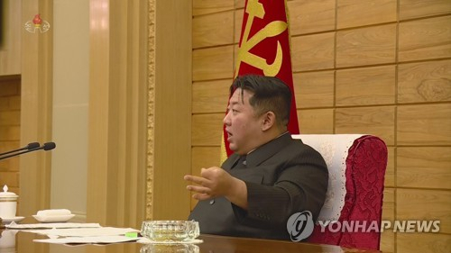 김정은 북한 국무위원장은 21일 당 정치국 협의회를 열고 코로나19 확산 상황이 안정적으로 관리되고 있다고 평가했다. 조선중앙TV는 이날 