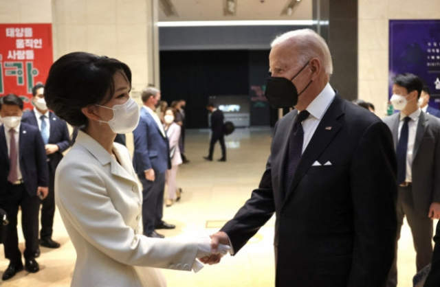 바이든 미국 대통령이 21일 오후 서울 용산 국립중앙박물관에서 열린 환영 만찬에 앞서 김건희 여사와 악수하고 있다./대통령실