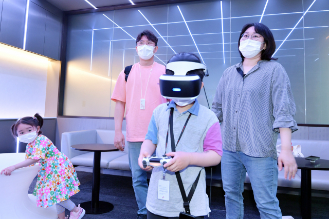 SK이노베이션 계열 구성원 가족이 VR 게임 룸에서 가상현실 체험을 하고 있다. 사진제공=SK이노