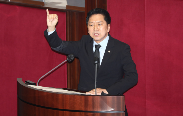 김기현 국민의힘 의원이 20일 오후 국회 본회의에서 자신의 징계안에 대해 변명을 하고 있다. 성형주 기자