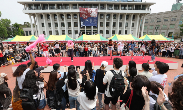 외국인 학생들이 지난 19일 서울 성북구 고려대학교 민주광장에서 열린 2022 외국인학생 축제에서 전통의상을 입고 패션쇼를 하고 있다. 연합뉴스