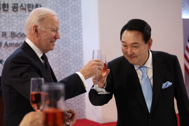 윤석열 대통령(오른쪽)과 조 바이든 미국 대통령이 21일 오후 서울 용산구 국립중앙박물관에서 열린 환영 만찬에서 건배하고 있다. 사진 제공=대통령실