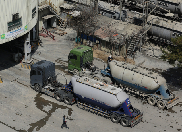 서울시내 한 시멘트공장에 시멘트 수송을 위한 화물트럭과 열차가 세워져 있다. 연합뉴스