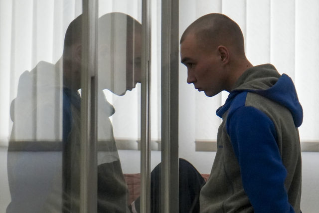 18일(현지시간) 우크라이나 키이우의 지방법원에서 민간인 사살 혐의로 기소된 러시아군의 바딤 시시마린(21) 병장이 법정에 서 있다. AP연합뉴스