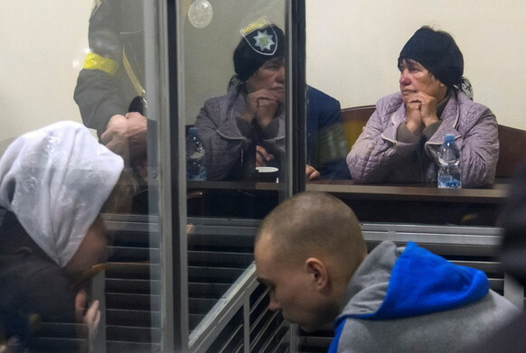 18일(현지시간) 우크라이나 키이우의 지방법원에서 민간인 사살 혐의로 기소된 러시아군의 바딤 시시마린(21) 병장 근처에 유족이 앉아있다. 로이터연합뉴스