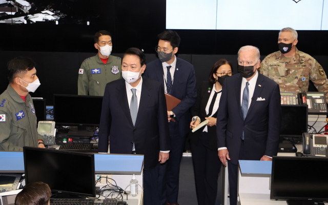 윤석열 대통령과 조 바이든 미국 대통령이 22일 오후 오산 미 공군기지의 항공우주작전본부(KAOC)를 함께 방문, 장병을 격려하고 있다. 연합뉴스