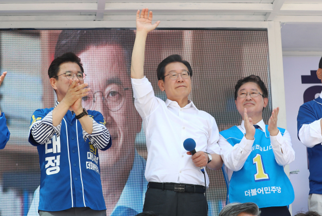 이재명 더불어민주당 총괄선대위원장이 22일 대전시 서구 둔산동을 찾아 6·1 지방선거에 나서는 대전지역 후보들과 함께 지지를 호소하고 있다./연합뉴스