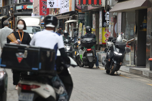 서울시 종로구에서 배달 업체의 배달 오토바이들이 분주하게 이동하고 있다. /연합뉴스