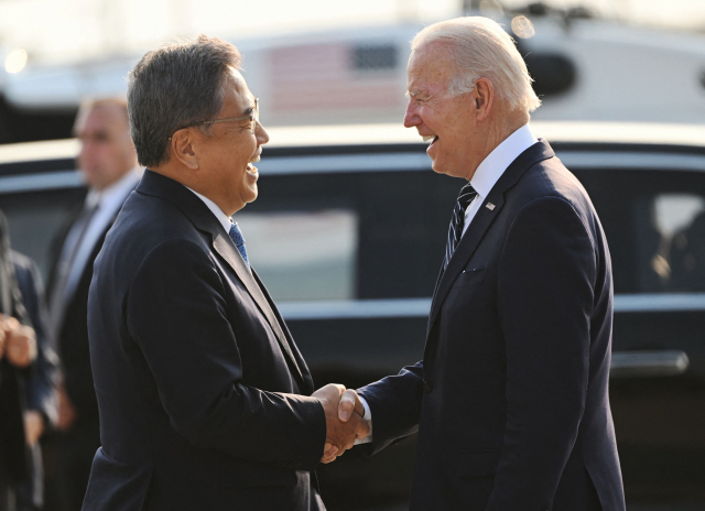20일 오산공군기지에 도착한 조 바이든 미국 대통령이 영접나온 박진 외교장관과 악수하고 있다./연합뉴스
