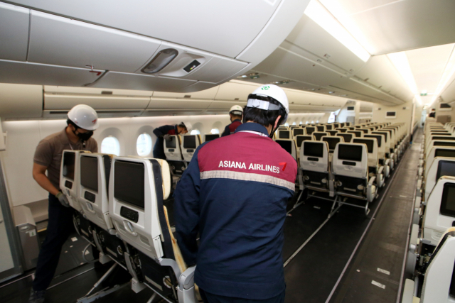 아시아나항공 직원들이 A350 개조 화물기에 다시 좌석을 장착하며 여객기로 원상 복원하는 개조 작업을 하고 있다. 사진제공=아시아나항공