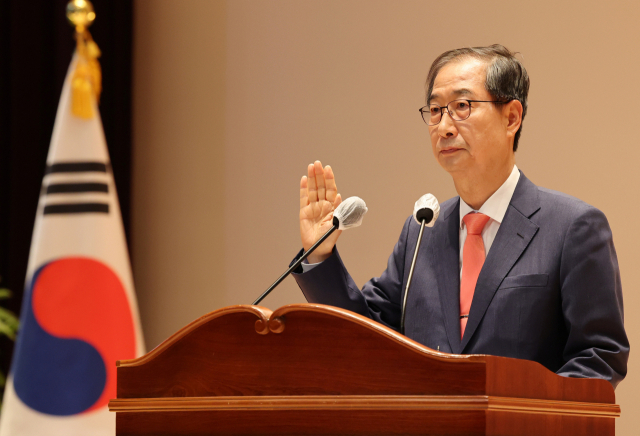 한덕수 국무총리가 23일 오전 세종시 정부세종청사에서 열린 취임식에서 취임 선서를 하고 있다. /세종=연합뉴스