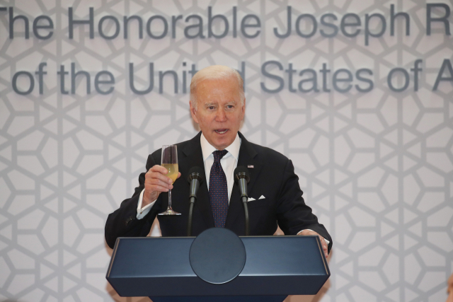 조 바이든 미국 대통령이 지난 21일 서울 용산 국립중앙박물관에서 열린 환영 만찬에서 건배 제의를 하고 있다. 연합뉴스