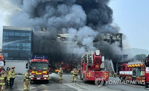 23일 경기 이천시 마장면의 한 골프의류 업체 물류창고에서 불이 나 소방당국이 진화작업을 하고 있다. 사진 제공=경기도소방재난본부