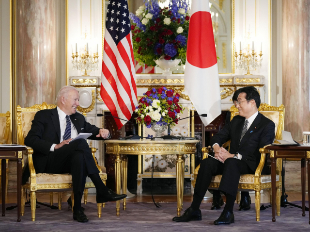 조 바이든 미국 대통령과 기시다 후미오 일본 총리가 23일 오전 일본 도쿄 소재 영빈관에서 회담하고 있다. 도쿄=연합뉴스