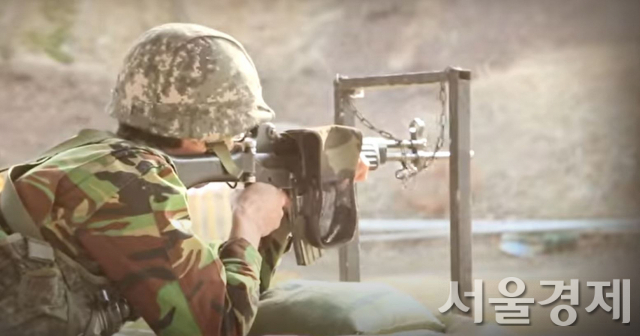 예비군훈련 참가자가 소총으로 표적을 향해 조준사격을 하는 모습/병무청 홍보동영상 캡처