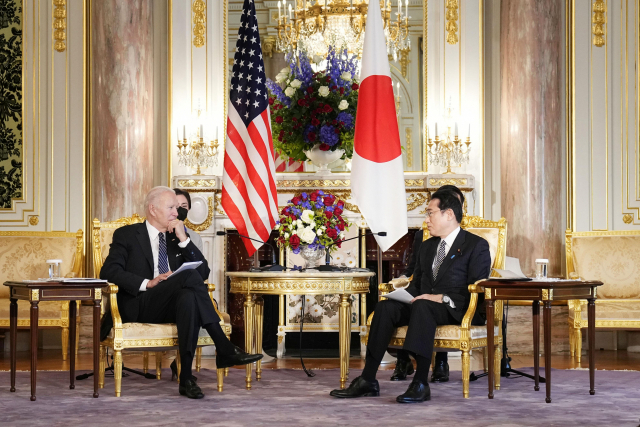 조 바이든 미국 대통령과 기시다 후미오 일본 총리가 23일 오전 일본 도쿄 소재 영빈관에서 회담하고 있다. /연합뉴스
