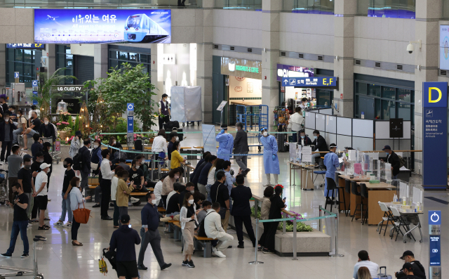 해외 입국자들이 23일 인천국제공항 제1여객터미널 입국장으로 나오고 있다. 이날부터 해외에서 국내로 들어올 때 PCR 검사와 함께 전문가용 신속항원검사(RAT)도 인정된다. 연합뉴스