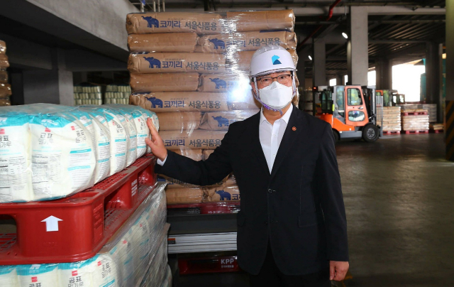 정황근 농림축산식품부 장관이 23일 인천 대한제분 공장을 찾아 밀 수급 상황을 점검하고 있다. 농림축산식품부 제공