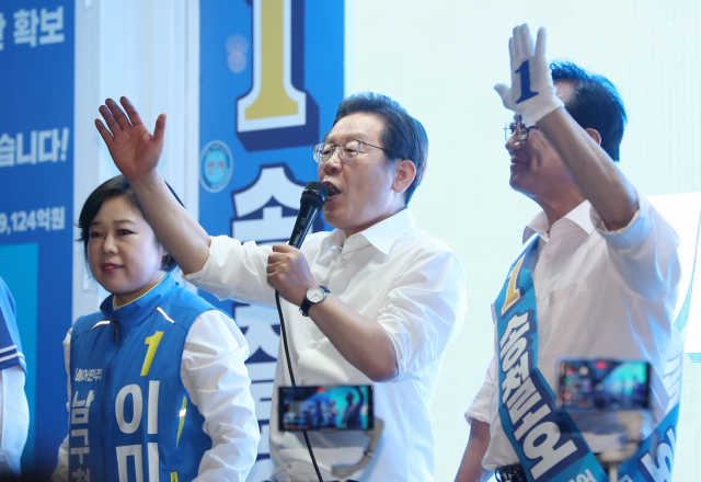 이재명 더불어민주당 총괄선대위원장이 지난 22일 울산 남구 롯데호텔 앞에서 열린 집중 유세에서 지지를 호소하고 있다. / 연합뉴스