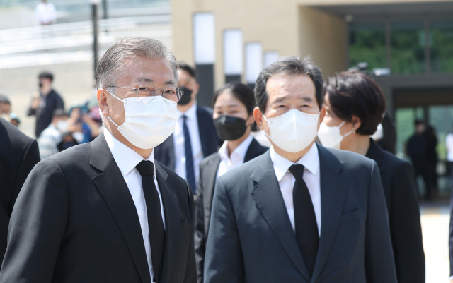 23일 문재인 전 대통령이 경남 김해시 진영읍 봉하마을 '깨어있는 시민 문화 체험 전시관'을 방문한 후 시민에게 인사하고 있다. /연합뉴스