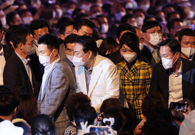윤석열 대통령과 김건희 여사가 22일 청와대 대정원 야외무대에서 열린 청와대 국민개방기념 특별기획 KBS 열린음악회에서 공연을 관람한 뒤 공연장을 나서고 있다.