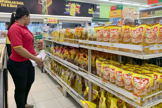 20일(현지 시간) 인도네시아 발리의 한 슈퍼마켓에 식용유가 진열돼 있다.EPA연합뉴스