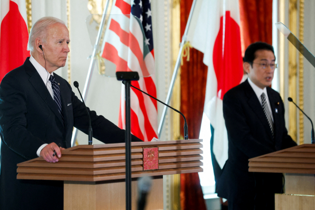 조 바이든(왼쪽) 미국 대통령이 23일 일본 도쿄 아카사카궁에서 기시다 후미오 총리가 참석한 가운데 개최된 양국 공동 기자회견에서 기시다 총리의 발언을 듣고 있다. 로이터연합뉴스