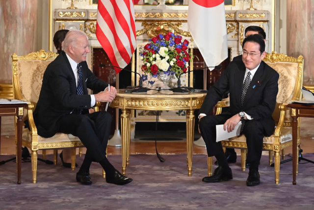 조 바이든(왼쪽) 미국 대통령과 기시다 후미오 일본 총리가 23일 오전 도쿄 영빈관에서 정상회담을 열고 있다. EPA연합뉴스