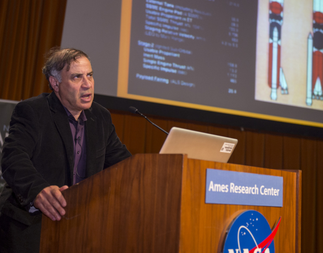 서울포럼 2022에서 기조강연자로 나서는 로버트 주브린 화성협회 회장이 미국 항공우주국(NASA·나사) 산하 연구소인 '에임스연구센터'에서 강연하고 있다.
