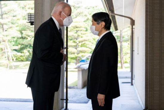 조 바이든(왼쪽) 미국 대통령이 23일 도쿄 고쿄(皇居·황거)를 방문해 나루히토 일왕과 인사를 나누고 있다. /연합뉴스