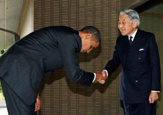 지난 2009년 버락 오바마 전 미국 대통령이 아키히토 일왕 내외를 만나 허리를 굽히고 인사를 나눴다. 로이터 연합뉴스