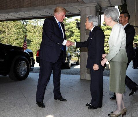 도널드 트럼프 전 미국 대통령이 2017년 11월 일본을 방문해 고개를 숙이지 않고 일왕의 손을 자신 쪽으로 끌어당기며 인사를 했다. 로이터연합뉴스