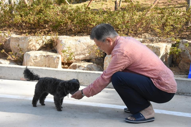 문재인 전 대통령이 경남 양산시 하북면 평산마을 귀향 일주일째인 17일 문 전 대통령 페이스북에 올라온 사진/연합뉴스