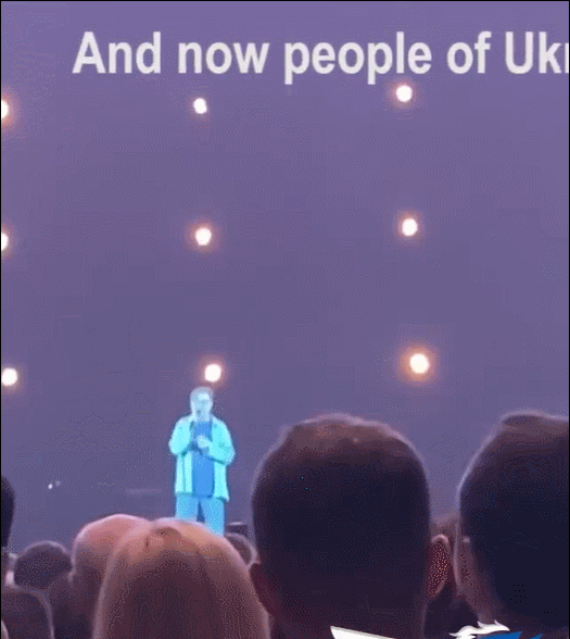 러시아 밴드 DDT의 리더 유리 셰브추크가 블라디미르 푸틴 러시아 대통령에 반대하는 발언을 하고 있다. 이에 관중들은 박수로 화답했다. 트위터 캡처